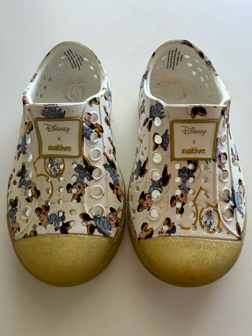 Disney x Native Kids' White & Gold Minnie Mouse Slip-On Shoes
